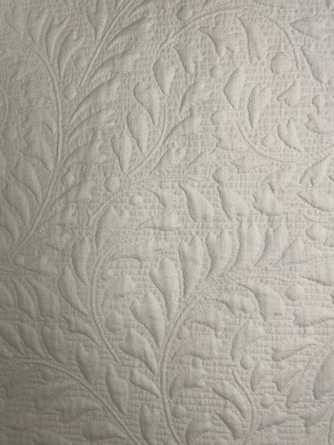Textured wallpaper with leaf pattern in ivory color